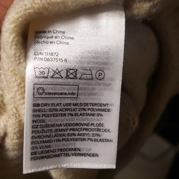 NWT H&M Cream VNeck Sweater - Picture 4 of 4